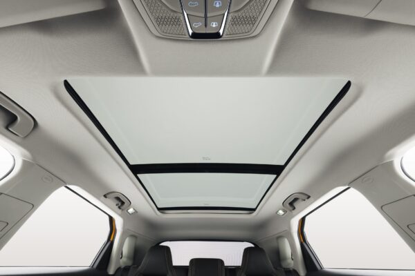 El techo solar panorámico que inunda de luz interior se convierte en una aventura al aire libre, haciendo que cada conducción sea más placentera y relajante.