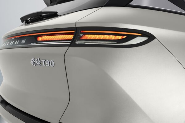 Las luces traseras del T90 con su diseño vanguardista y elegante, realzan su estética otorgándole un aspecto deportivo. Las luces traseras del T90 con su diseño vanguardista y elegante, realzan su estética otorgándole un aspecto deportivo.